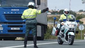 Control de la Guardia Civil en una autopista.