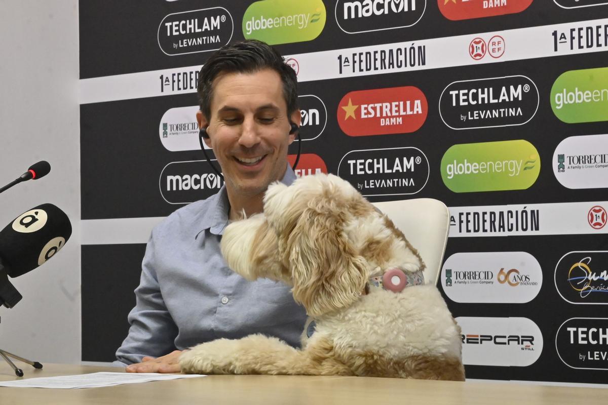 Voulgaris, junto a su perro Oscar, en Castalia.