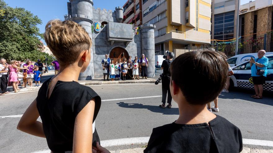 La embajada infantil lleva los Moros y Cristianos a San Blas