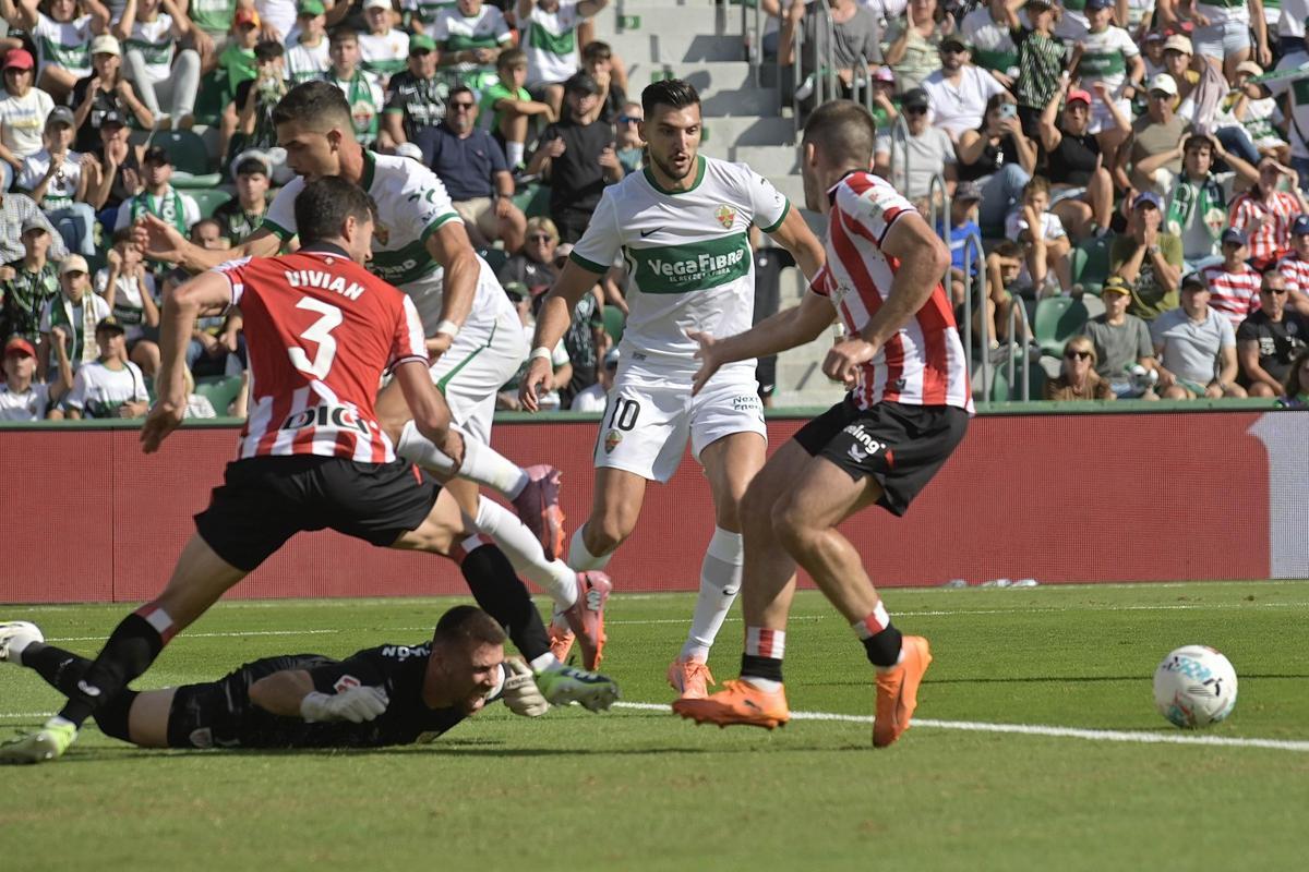 Acción del partido entre Elche y Athletic de la primera vuelta
