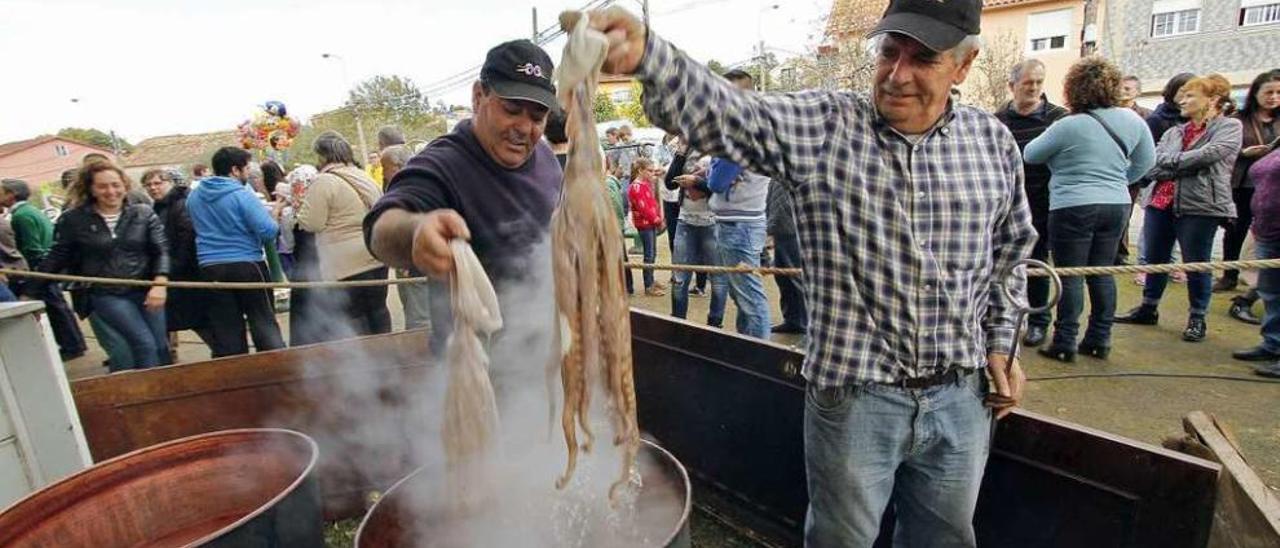 Colaboradores de la fiesta se disponen a cocer el pulpo durante la anterior edición del evento. // Jorge Santomé