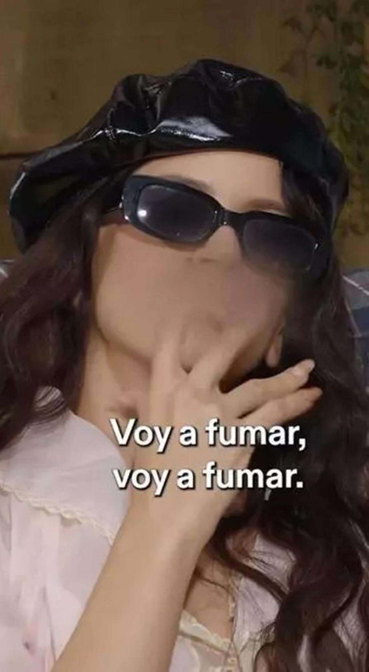 Rosalía, fumant en un pòdcast | EPC