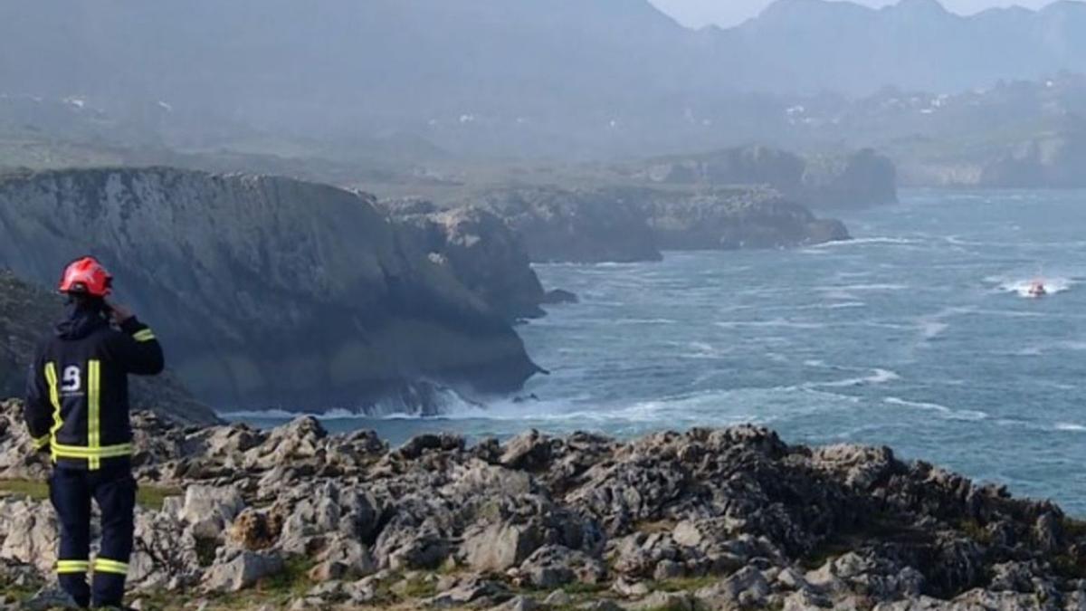 Un efectivo del SEPA, realizando labores de búsqueda en los bufones de Santiuste, en Llanes. | LNE