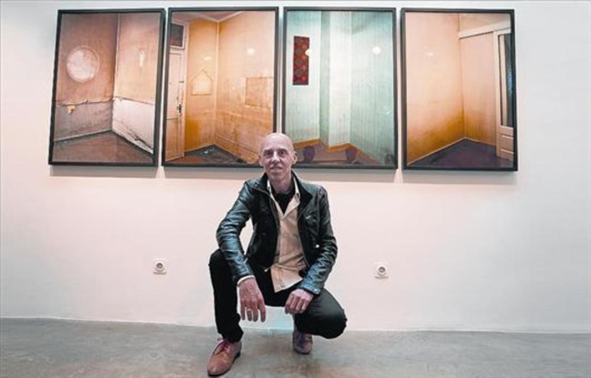 Jordi Parramon, fotografiat davant d’algunes de les fotografies que exposa a la galeria H20 de Barcelona.