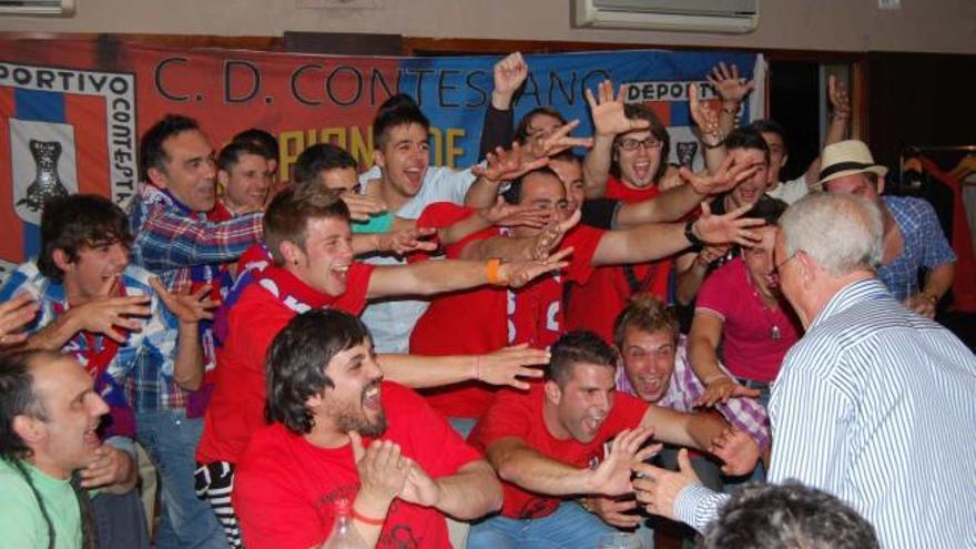 Jugadores del Contestano en plena celebración por el ascenso a Preferente.