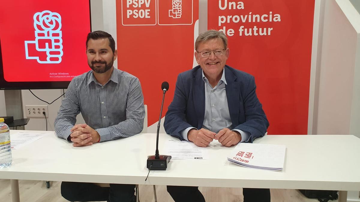 Samuel Falomir y Ximo Puig, en la primera sesión de la Escola de Formació Ernest Lluch, en la sede del PSPV en Castelló.