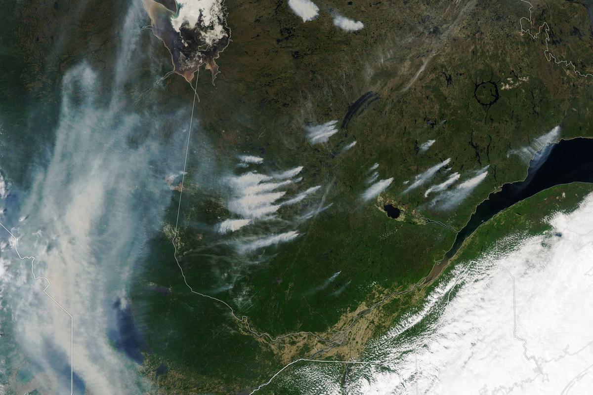 Imagen de satélite cortesía del Observatorio de la Tierra de la NASA, con fecha de 3 de junio, en la que se observan fuegos en las provincias canadienses de Quebec y Ontario.