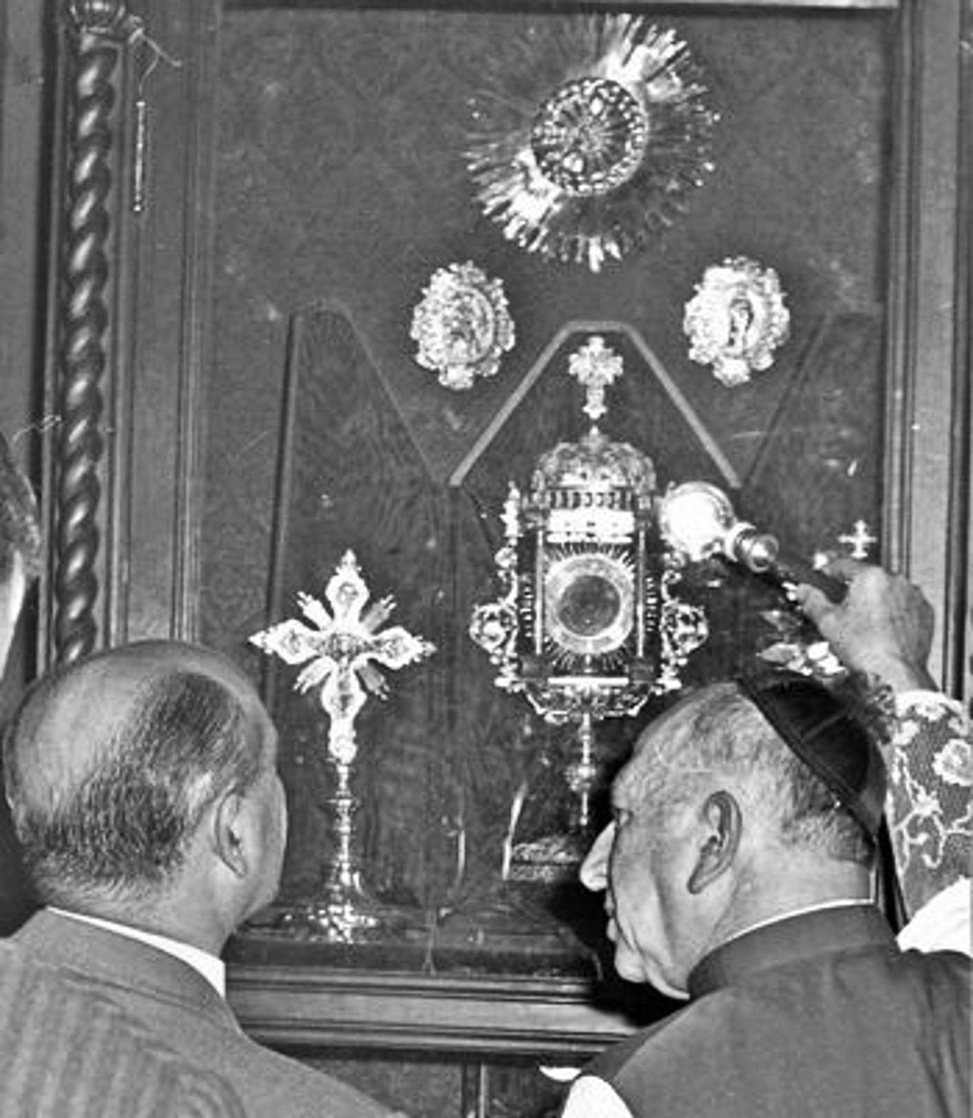 Foto de archivo de Monseñor Socorro mostrando la custodia de Pura Bascarán al ministro José Solis Ruiz en 1962.. | | J. L. YÁNEZ