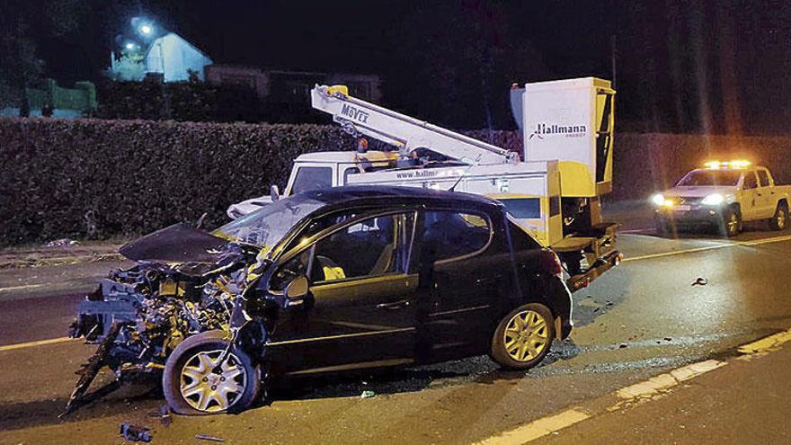 Estado que presentaba el coche siniestrado en la madrugada de ayer en la parroquia lalinense de Goiás.  // Emerxencias Lalín