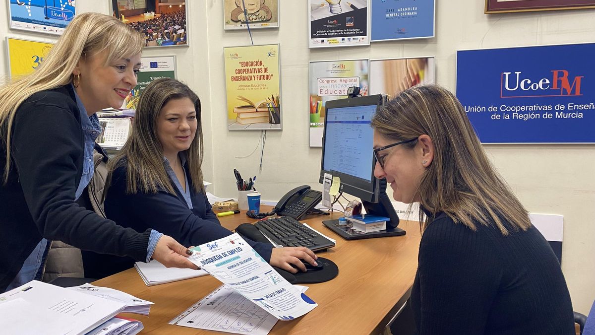 Las orientadoras del SAP ofrecido por Ucoerm con una usuaria.