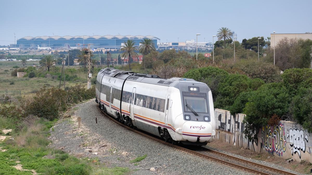 Un tren circulando por las inmediaciones del aeropuerto, para el que se reclama una conexión.