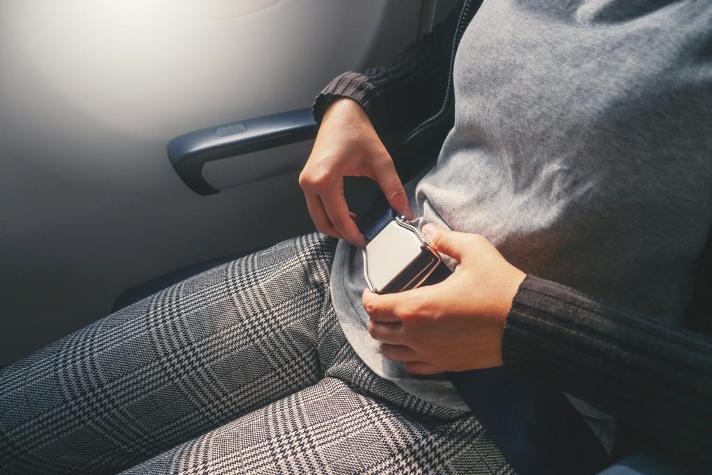 Al viajar en avión es posible sufrir estreñimiento.