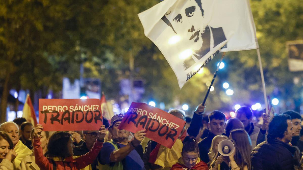 Nueva concentración en Ferraz contra la amnistía con gritos contra Sánchez y Puigdemont.
