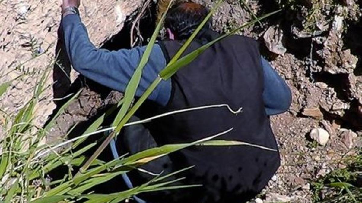 Alí al Subeih, junto a la entrada del refugio donde pasa las noches con su hijo.