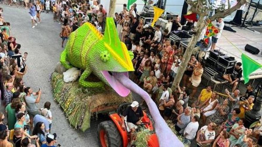 Color y diversión en Alaró con el desfile de carrozas que contó con una gran participación.