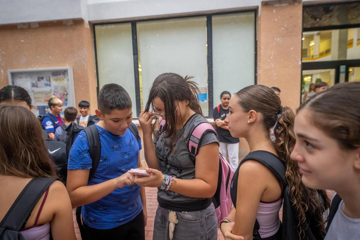 Alumnos de secundaria del Institut Escola Canyelles, el lunes, durante la vuelta al cole.