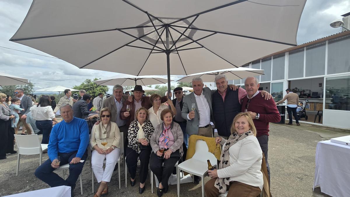 Manuel Madueño, con amigos y familiares