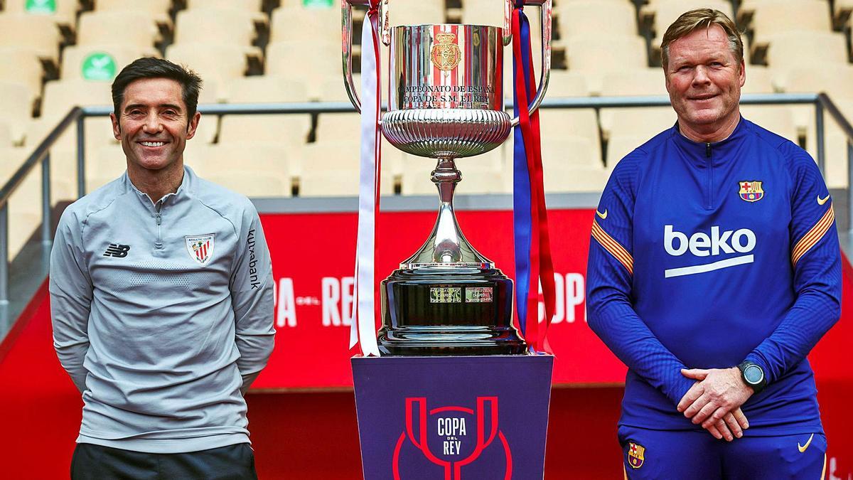 Marcelino y Koeman posan ayer con el trofeo de Copa en el estadio de La Cartuja. |  // EFE