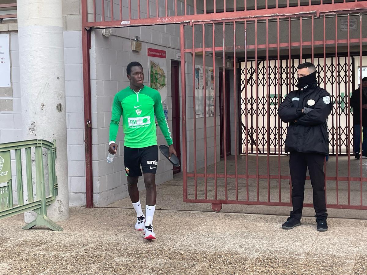 Pape Cheikh Diop saliendo del entreno del Elche CF de hoy