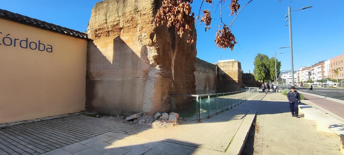 Cascotes bajo uno de los pilares de la Muralla del Marrubial, tras el desprendimiento.