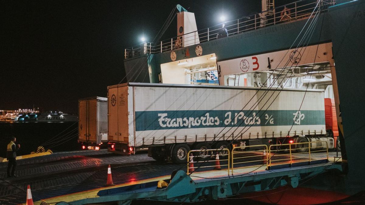 Frühmorgens zwischen 5 und 6 Uhr treffen im Hafen von Palma an die 500 Lastwagen auf einem halben Dutzend Fähren ein.