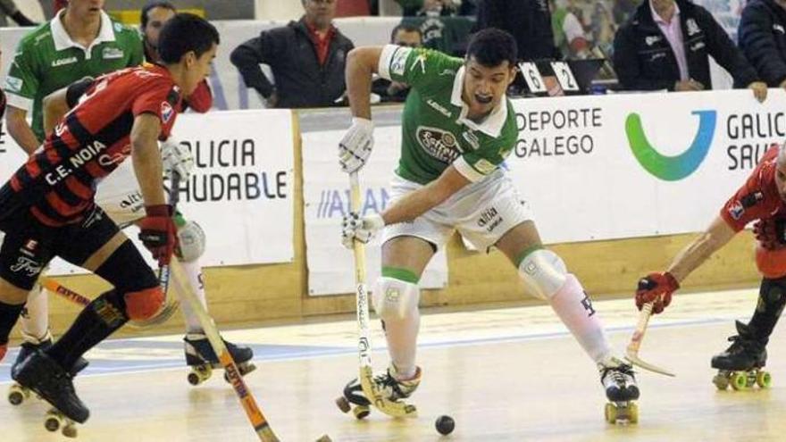 Pau Bargalló, defendido por dos jugadores del Noia en el último partido del Liceo.