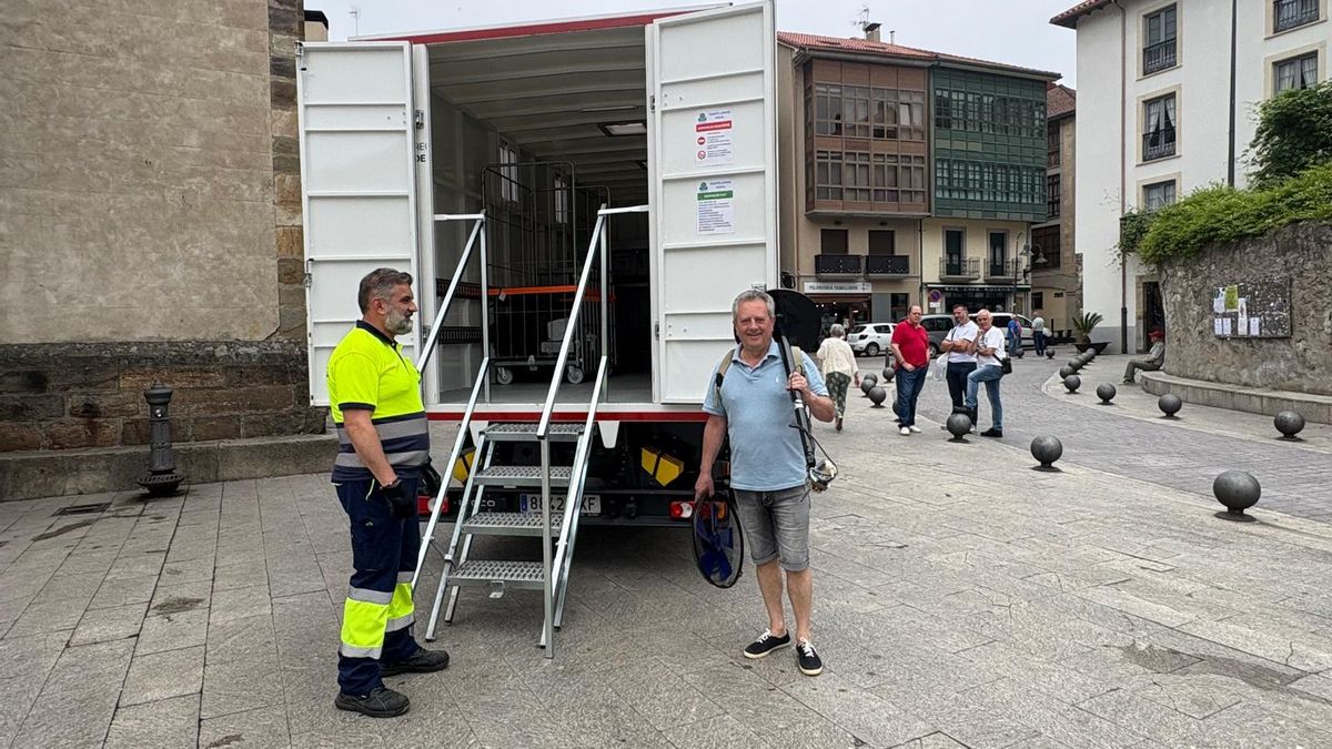 Higinio Álvarez lleva un viejo ventilador al Punto Limpio Móvil.