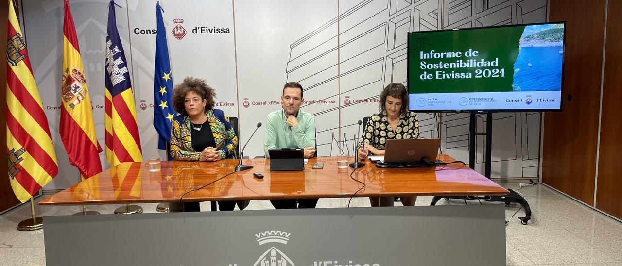 Inma Saranova, Mariano Juan e Itziar Arratibel, esta mañana en el Consell en la presentación del informe de sostenibilidad de 2021.