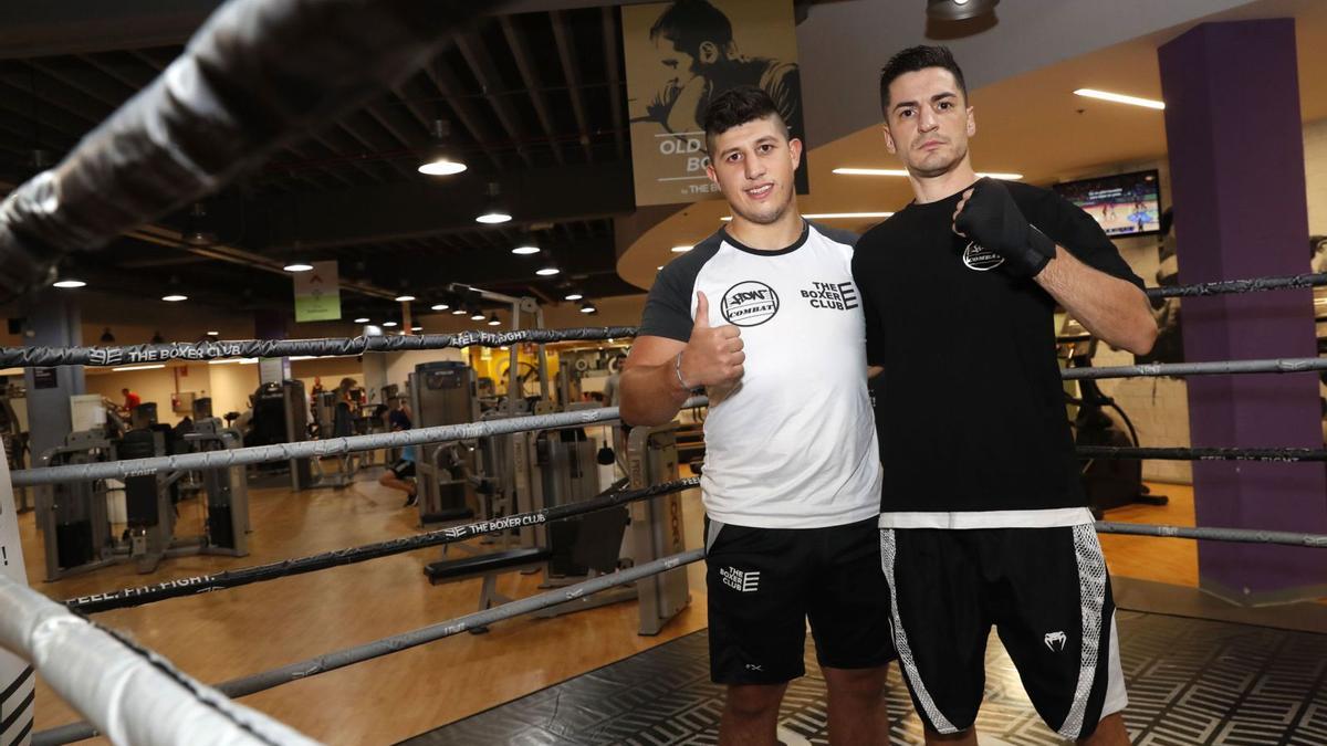 Javi Fernández (iz.)y Kike García, en el gimnasio Altafit.