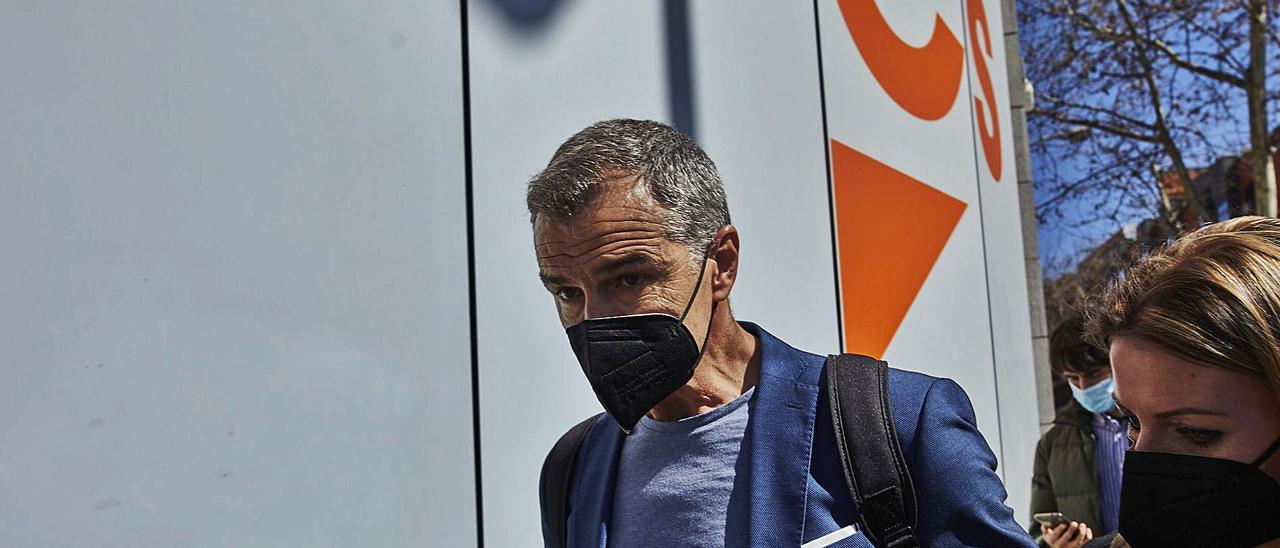 Toni Cantó, ayer, a su salida de la sede de Ciudadanos, tras la Ejecutiva Nacional de la formación naranja.