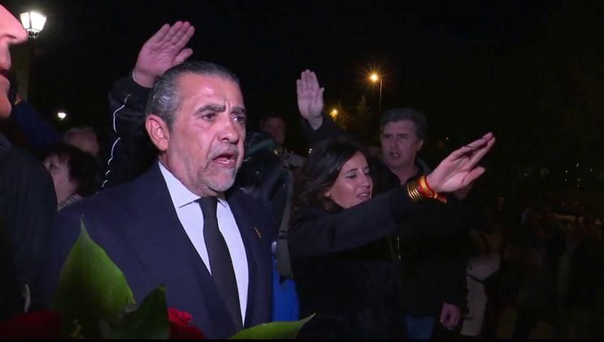 Jaime Martínez-Bordiú con la viguesa Marta Fernández (der.) durante la exhumación de Franco