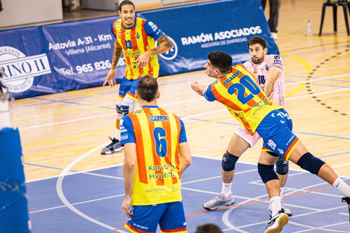 Defensa entre Kayque Calazans y Aharón Gámiz