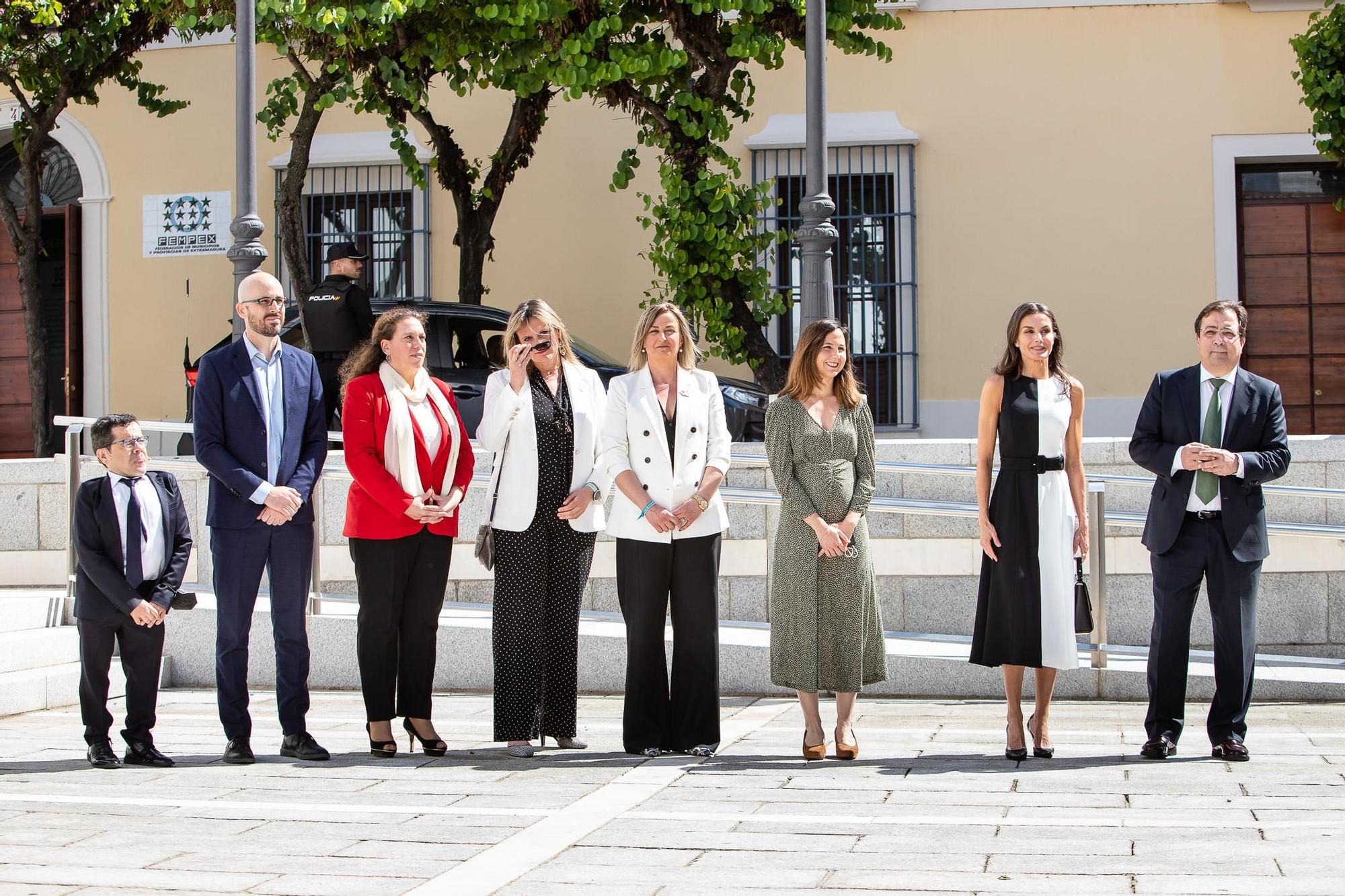 Autoridades tras la llegada de la Reina, en el Patio de los Naranjos.jpg