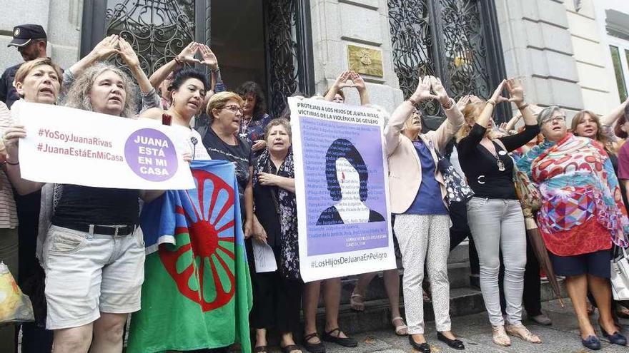 Asociaciones de mujeres, ayer, en una concentración de apoyo a Juana Rivas.