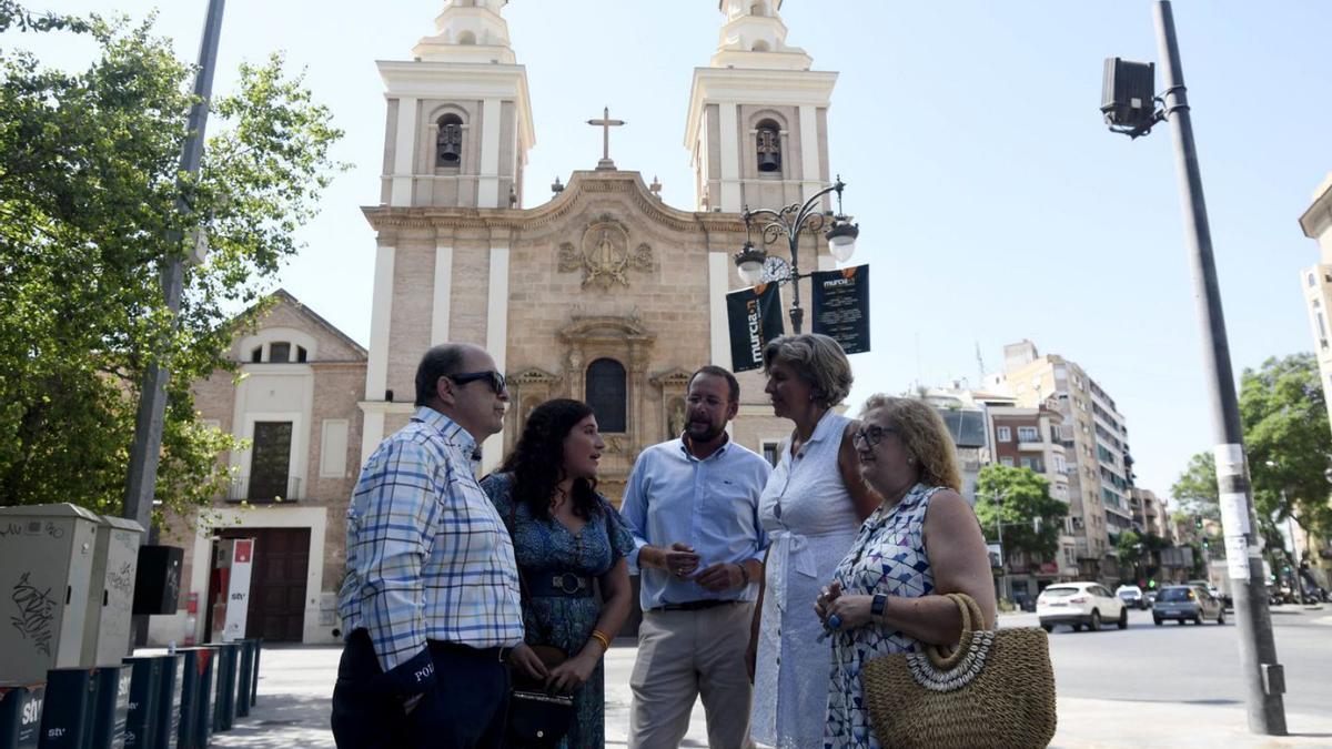 Miembros del PP, ayer en su visita al Carmen, donde hablaron sobre inseguridad. | ISRAEL SÁNCHEZ