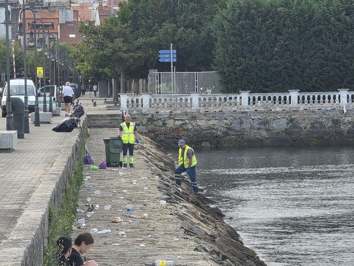 La Autoridad Portuaria se encarga finalmente de eliminar la basura acumulada en el Muelle de Pasajeros desde la Fiesta del Agua. La Autoridad Portuaria se encarga finalmente de eliminar la basura acumulada en el Muelle de Pasajeros desde la Fiesta del Agua.
