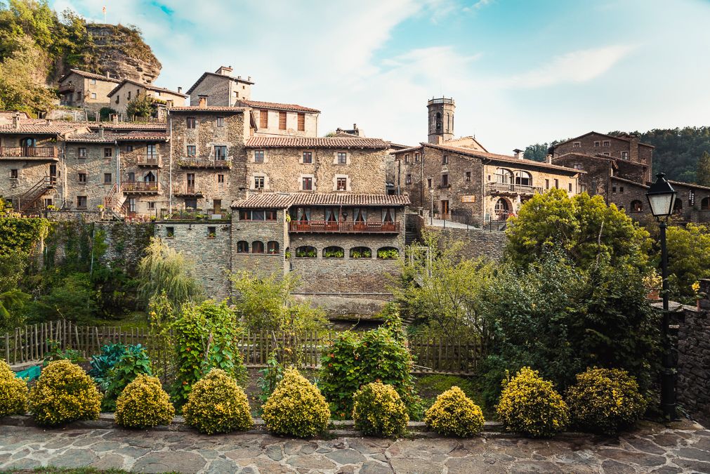 Sumergirse en los bosques del Collsacabra conduce a pueblos como Rupit, suspendidos en el tiempo y rodeados de naturaleza.