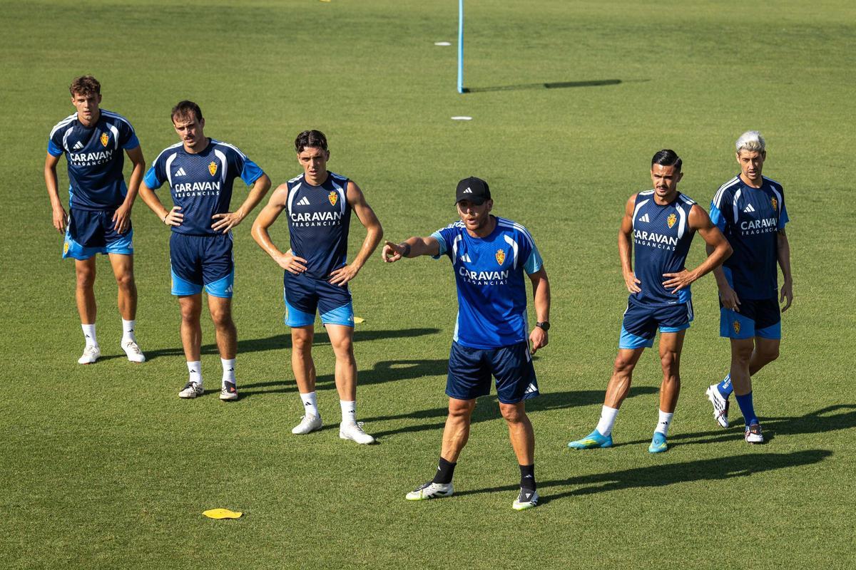 La afición abraza al Real Zaragoza en el entrenamiento de puertas abiertas en la Ciudad Deportiva La afición abraza al Real Zaragoza en el entrenamiento de puertas abiertas en la Ciudad Deportiva