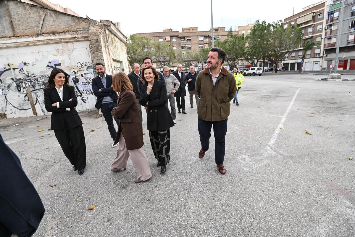 El alcalde de Elche estuvo acompañado por buena parte del gobierno municipal en la visita a los trabajos de Jayton en Carrús