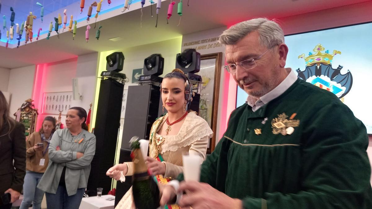 El padre de la Fallera Mayor brinda con su hija tras conocer el veredicto del jurado