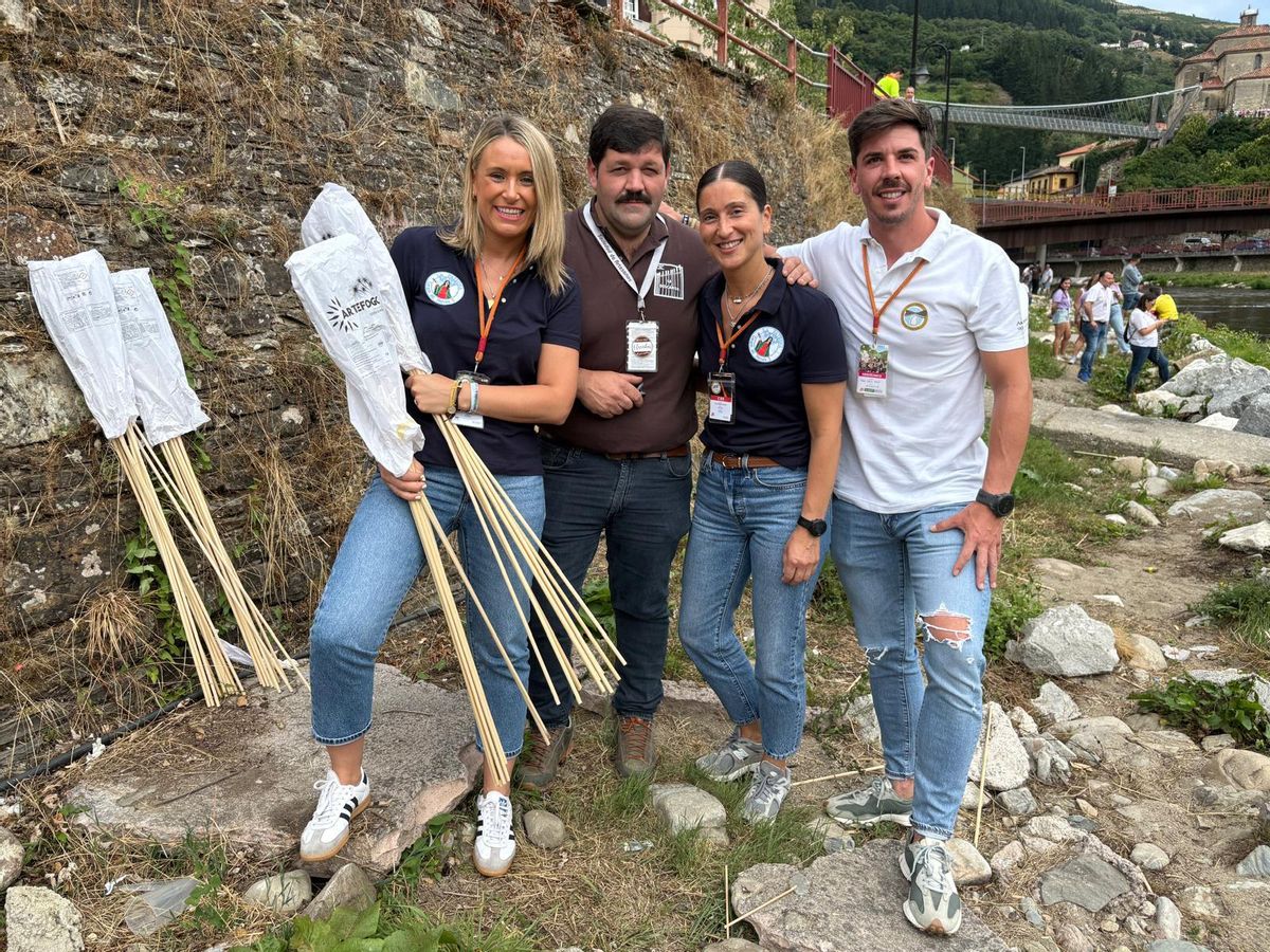 Adela Fernández, José Menéndez Valle, Silvia Fernández y César Zapico, antes de la tirada.