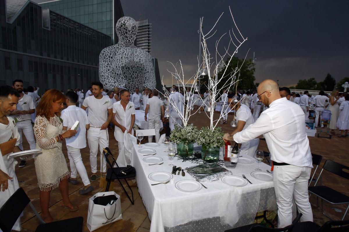 Cena en blanco junto a El alma del Ebro