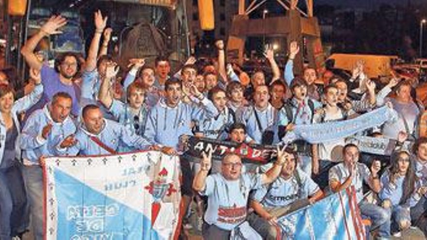 Un grupo de aficionados del Celta, ayer por la noche en Balaídos antes de subir a los autocares. // Marta G. Brea