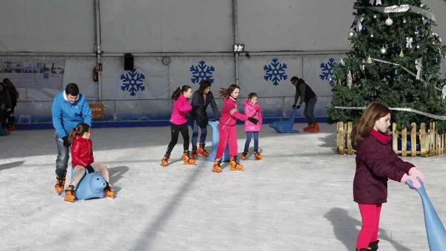 Usuarios patinando en la pista de hielo ayer.