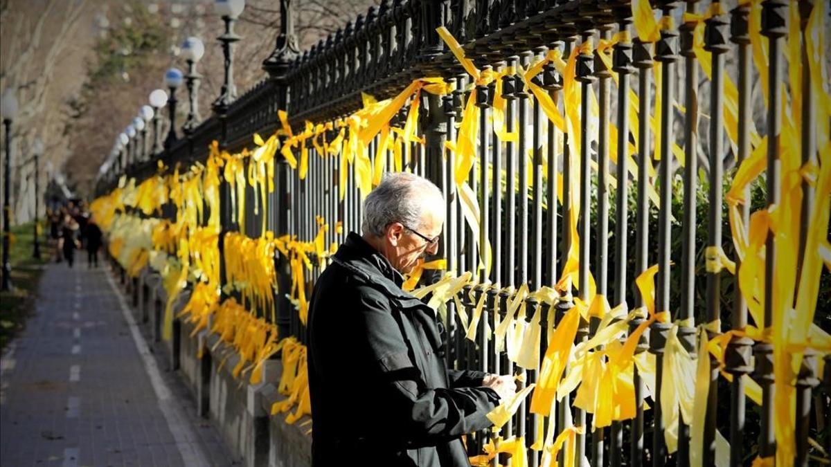 Independentistas colocan lazos amarillos en la verja del parque de la Ciutadella