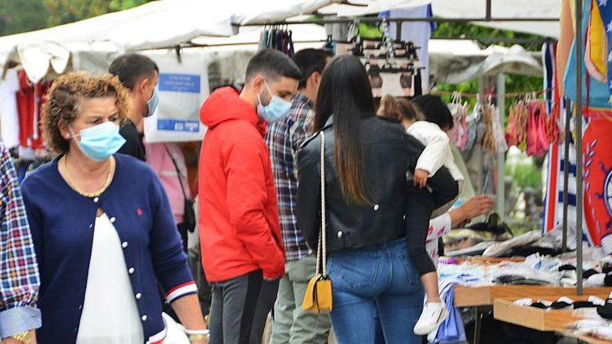 Compradores, ayer por la mañana, en el mercadillo extraordinario de Moaña.