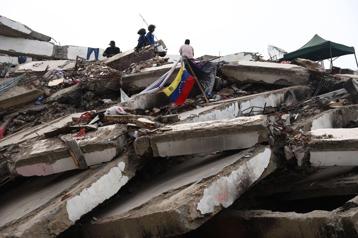 July 5, 2026, Caraballeda, Venezuela (Bolivarian Republic of: EDITOR'S NOTE: These images contain graphic content, including deceased victims. Viewer discretion is advised. CARABALLEDA, LA GUAIRA, VENEZUELA - JULY 5, 2026: Rescue and recovery teams continue recovering the bodies of victims from beneath the rubble of collapsed buildings in Caraballeda, La Guaira state, following the devastating earthquakes that struck Venezuela's Caribbean coast. Emergency personnel are continuing search and recovery operations across the affected areas as authorities report more than 3,340 fatalities and over 16,470 injuries, with additional victims still believed to be trapped beneath the debris. Photo by Laura De Chiclana / JNA PRESS.,Image: 1114865245, License: Rights-managed, Restrictions: , Model Release: no , Credit line: Laura De Chiclana/Jna Press / Zuma Press / Europa Press Editorial licence valid only for Spain and 3 MONTHS from the date of the image, then delete it from your archive. Laura De Chiclana/Jna Press / Zuma Press / Europa Press / ContactoPhoto;Venezuela;Caraballeda;La;Guaira;earthquake;twin;ea;Press;XZPIM_TC_60198.jpg;20260705_zia_n323_342.jpg;Recovery Teams Continue Recovering Victims Following Deadly Earthquake In Venezuela