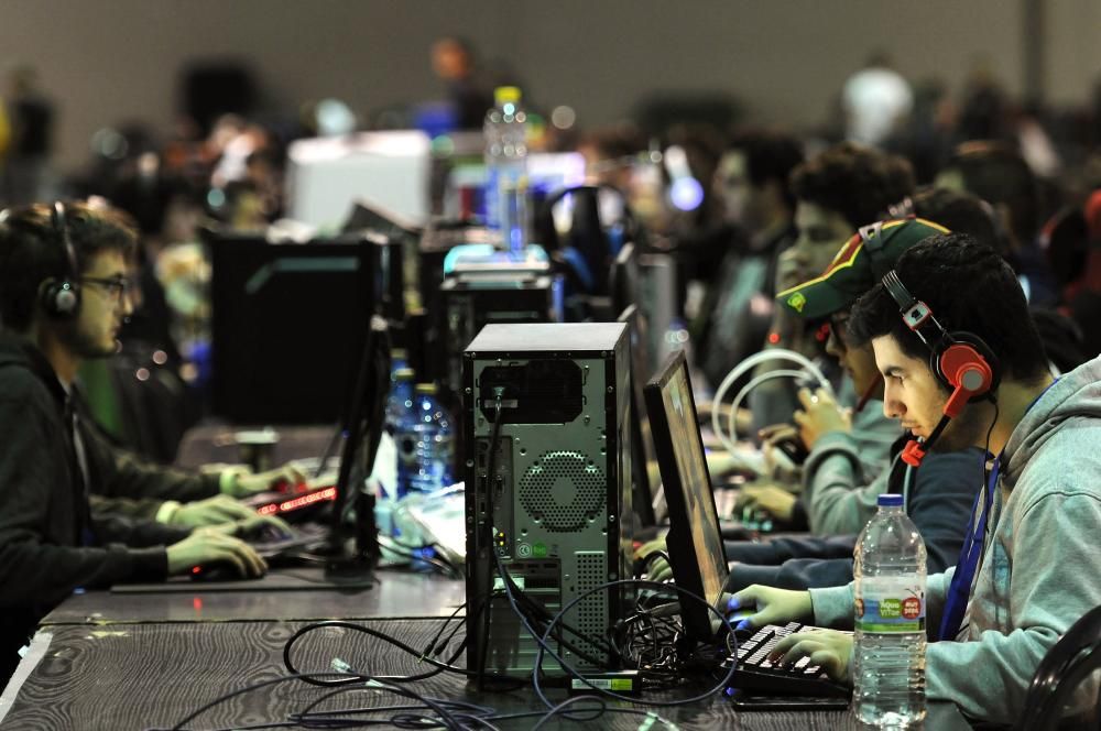 Este fin de semana tiene lugar en Silleda la ''LAN Party'' más grande de Galicia, en la que cientos de ''gamers'' jugarán y competirán juntos a distintos videojuegos.