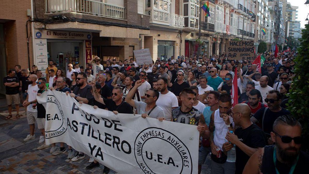 Protesta de los trabajadores de las empresas auxiliares de Cartagena este viernes