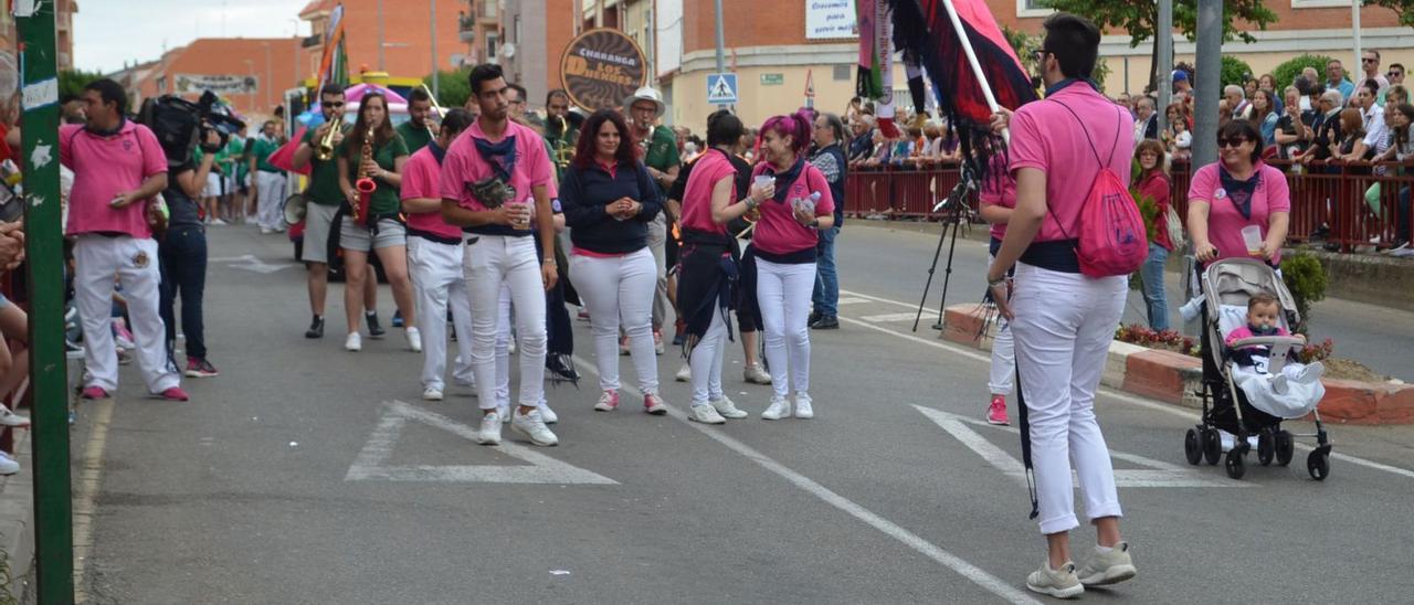 La Peña La Fragua, con las camisetas rosas, durante un desfile oficial del Toro. | E. P.